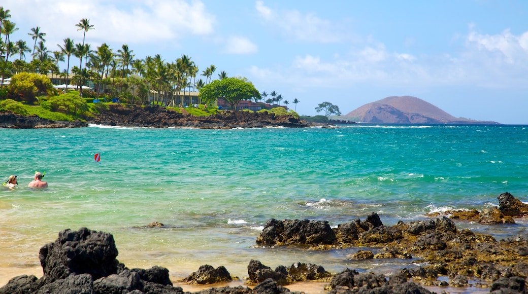 Wailea Beach which includes rocky coastline, swimming and tropical scenes
