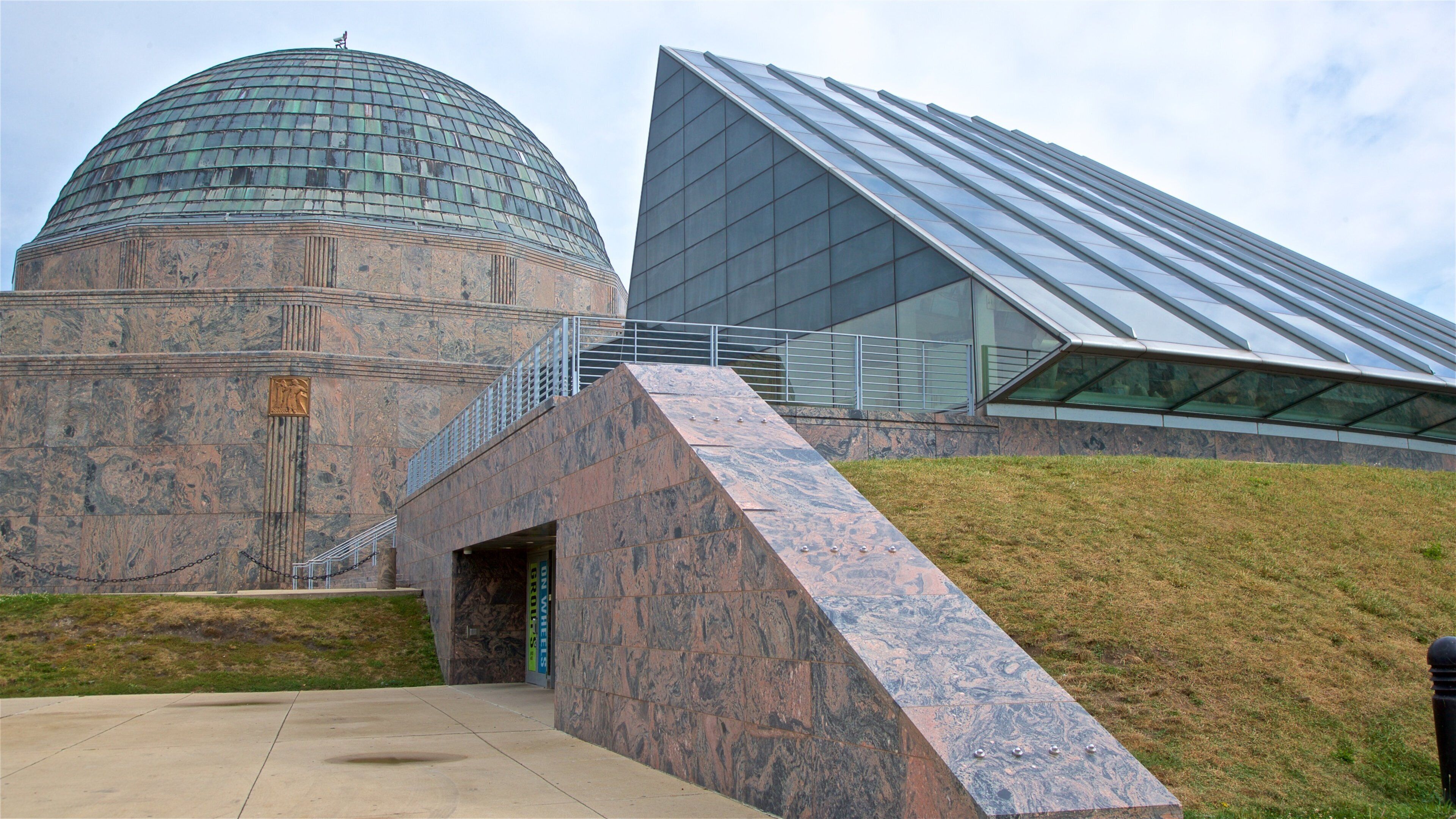 Adler Planetarium and Astronomy Museum mostrando arquitectura moderna