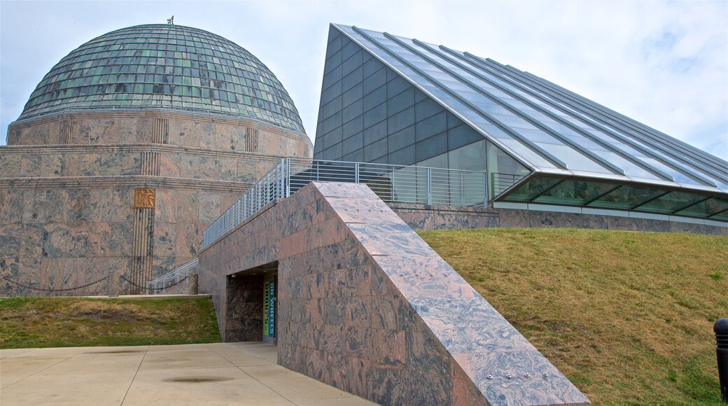 Adler Planetarium and Astronomy Museum mostrando arquitectura moderna