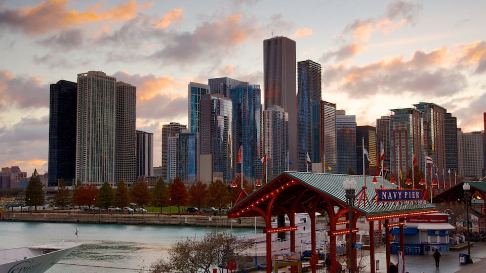 Kaupunkikuva, jossa näkyy rantaviiva, ja jossa huomiota herättää punainen laituri, jonka kyltissä lukee »Navy Pier», sekä modernien pilvenpiirtäjien muodostama horisontti.