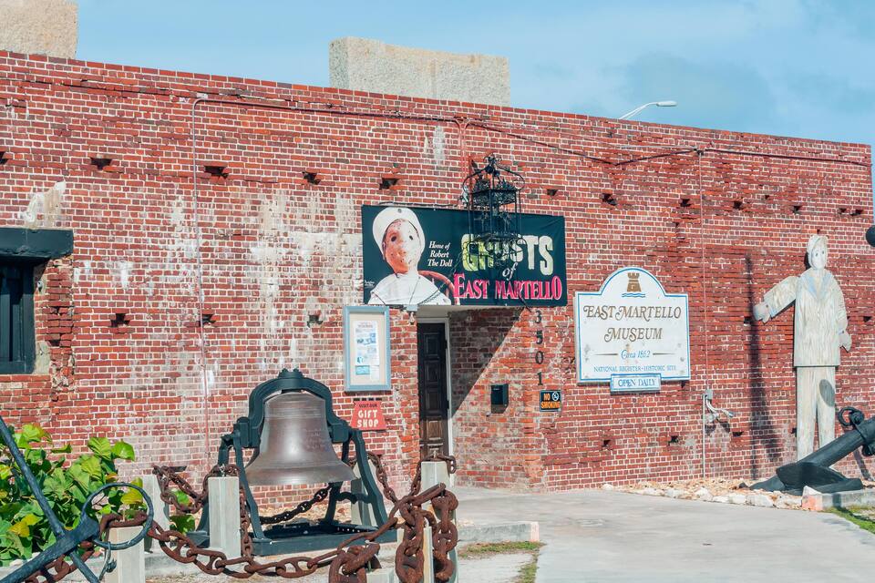 Un edificio de ladrillo con un cartel que indica el Museo East Martello.