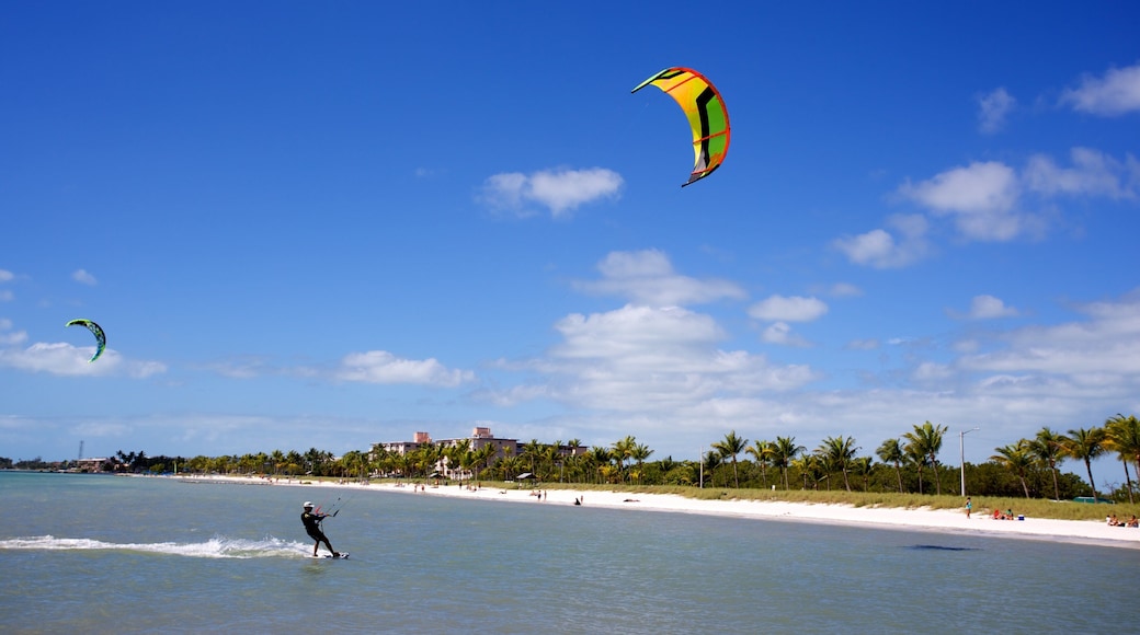 Smathers Beach som inkluderer strand og kitesurfing i tillegg til en mann