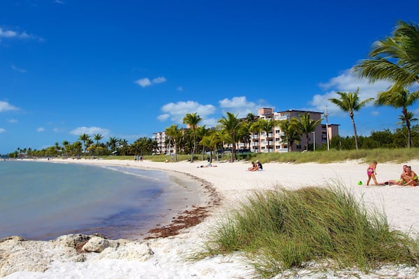 Smathers Beach som omfatter et luksushotel eller -resort, tropiske områder og en sandstrand