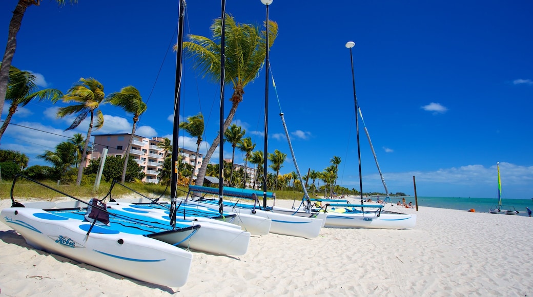 Smathers Beach presenterar tropisk natur, båtkörning och en strand