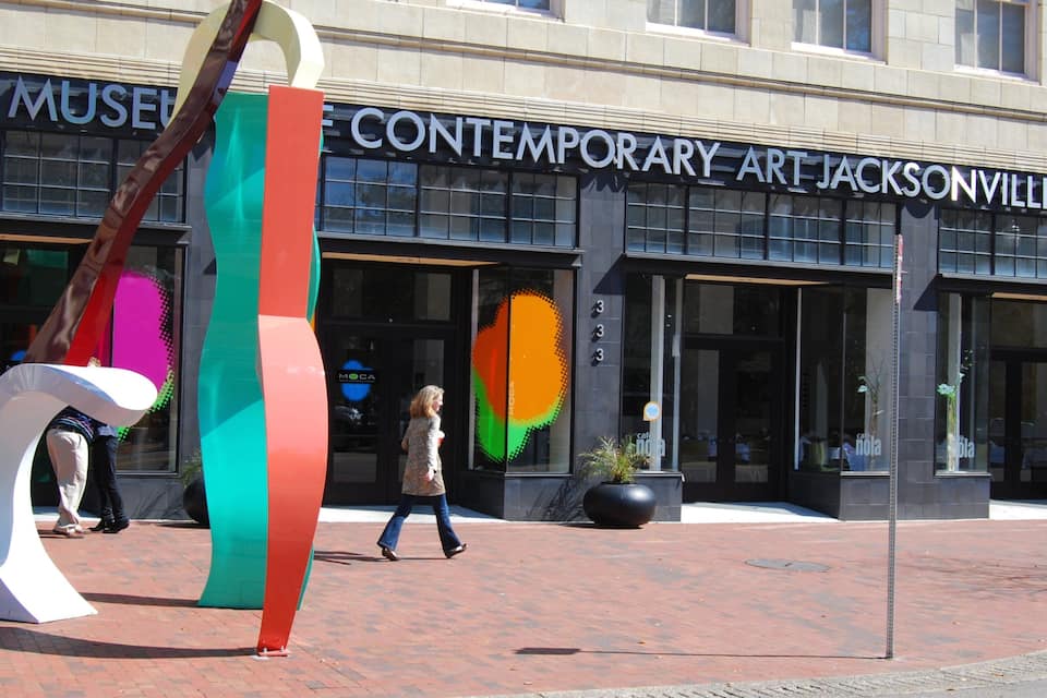 Escultura moderna em frente ao Museu de Arte Contemporânea em Jacksonville.