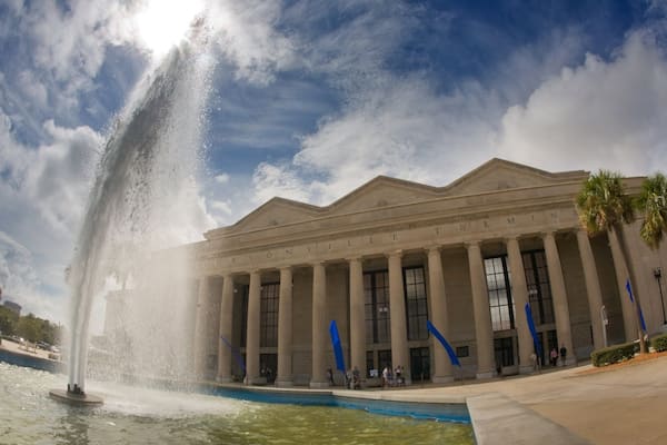 Prime F. Osborn Convention Center montrant patrimoine architectural et fontaine