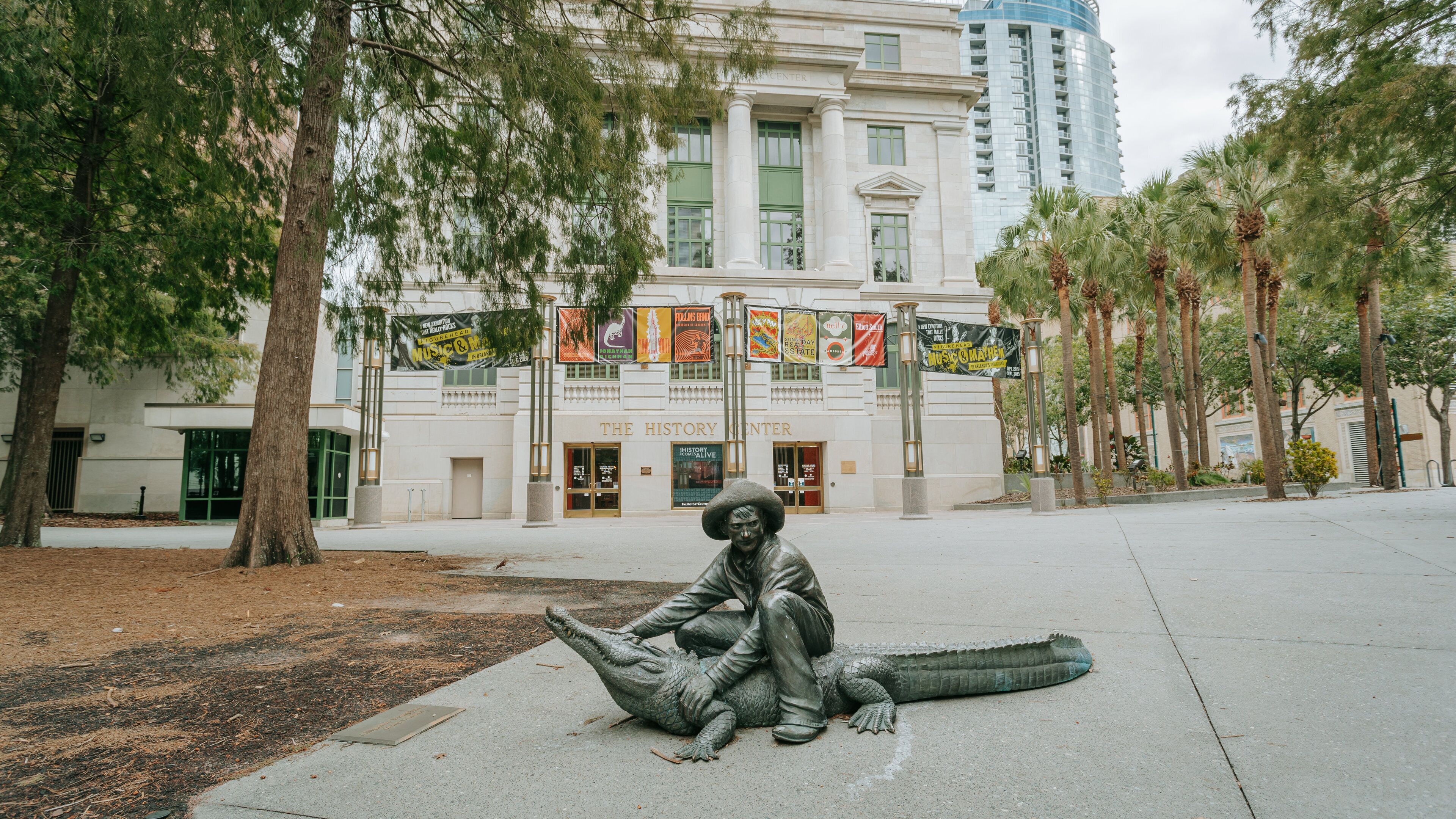 Una estatua de un hombre con una guitarra frente al Centro Histórico.