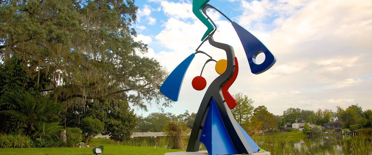 Loch Haven Park mettant en vedette art en plein air, mare et parc