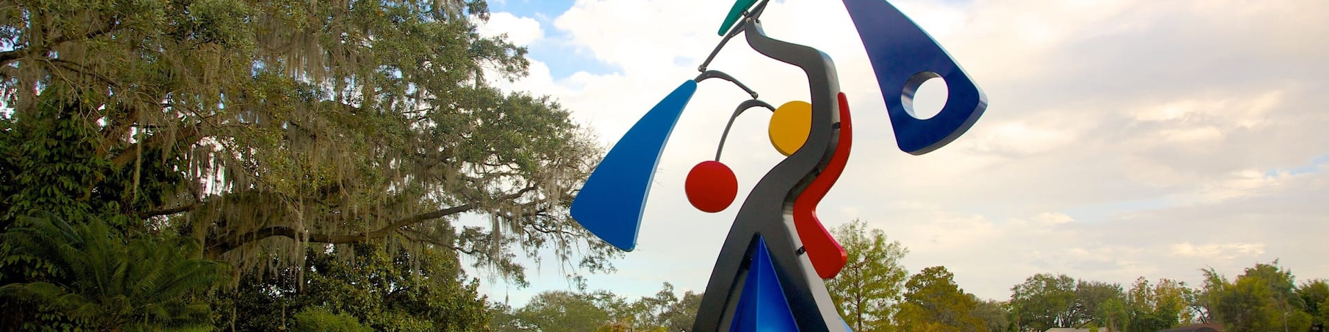 Loch Haven Park qui includes parc, mare et art en plein air