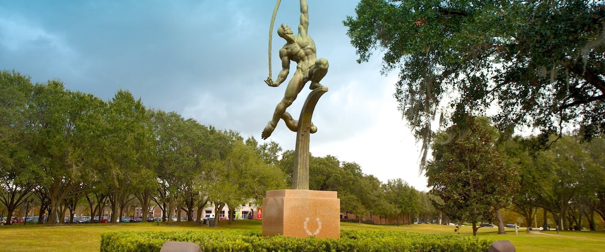 Loch Haven Park mettant en vedette parc, statue ou sculpture et monument