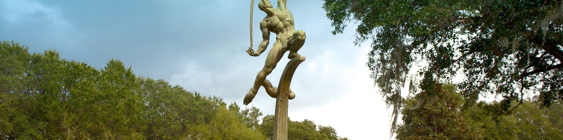 Loch Haven Park mostrando um parque, um monumento e uma estátua ou escultura