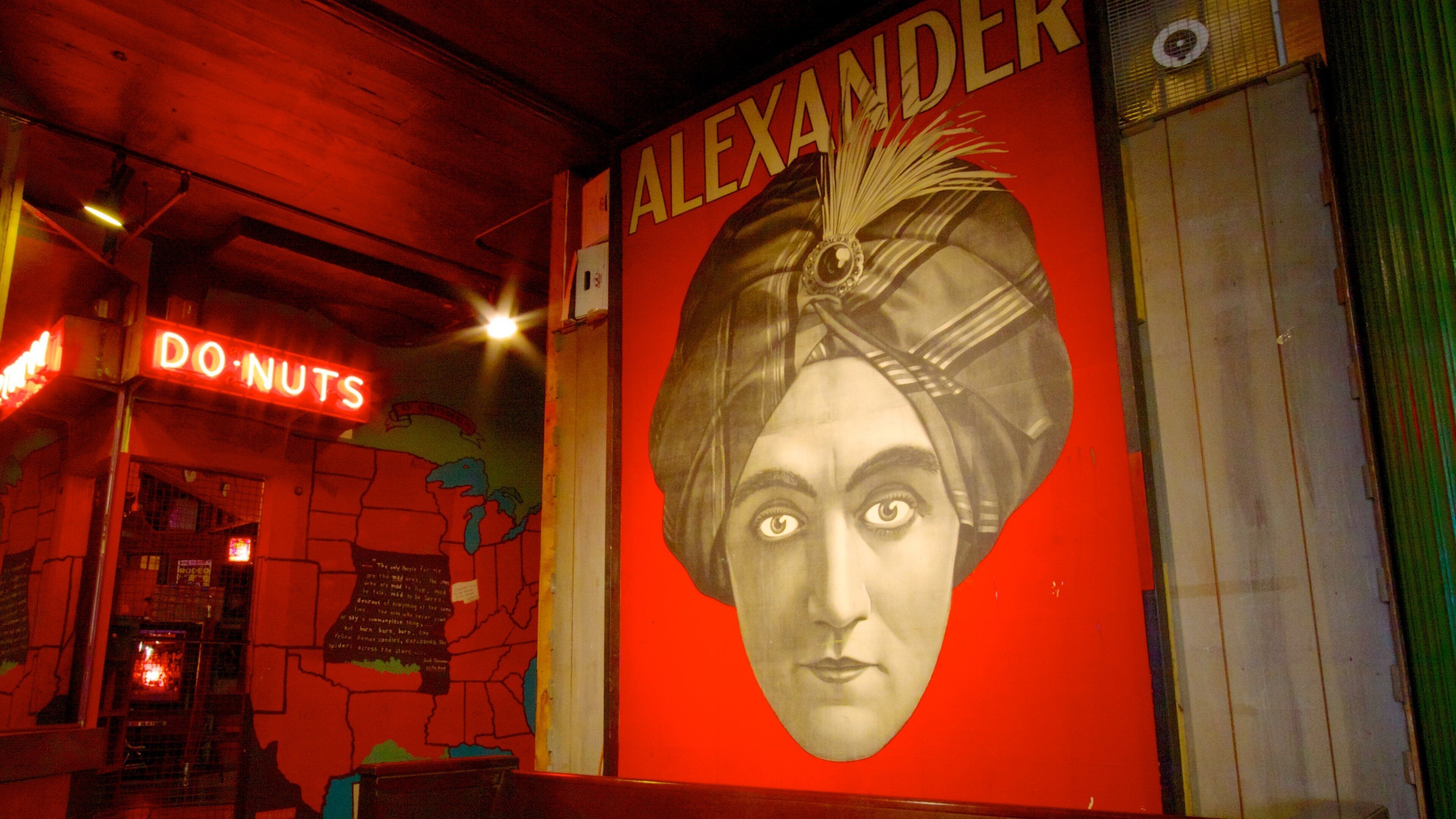 พิพิธภัณฑ์เมือง เนื้อเรื่องที่ ป้าย และ การตกแต่งภายใน