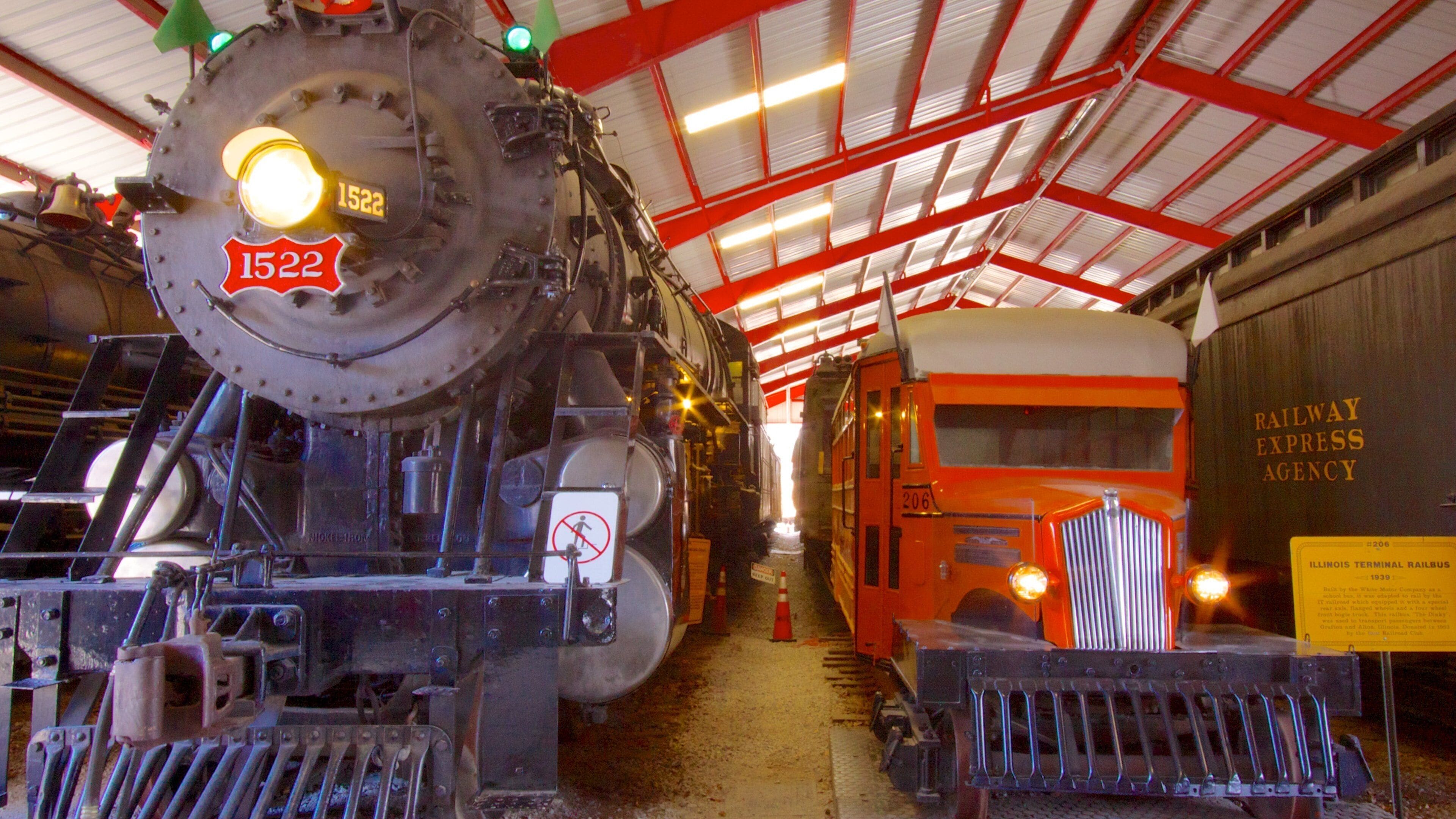 Transportmuseet som inkluderer innendørs og jernbaneelementer