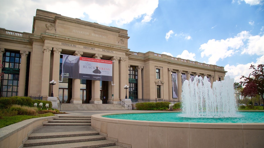 Missouri History Museum welches beinhaltet Springbrunnen, Beschilderung und historische Architektur
