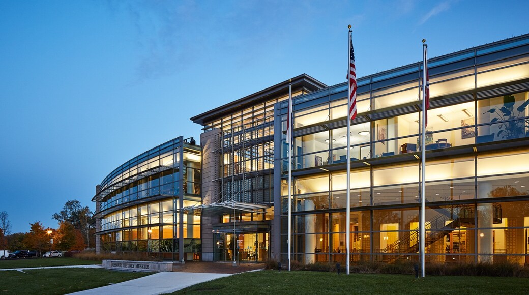 Missouri History Museum which includes night scenes