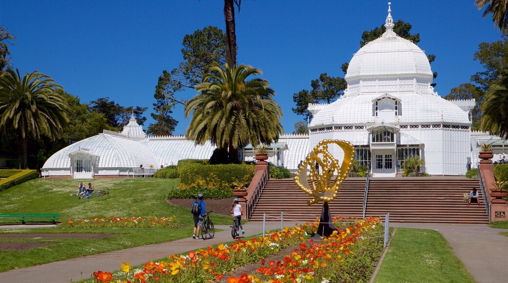 Conservatory of Flowers welches beinhaltet Outdoor-Kunst, Blumen und Garten