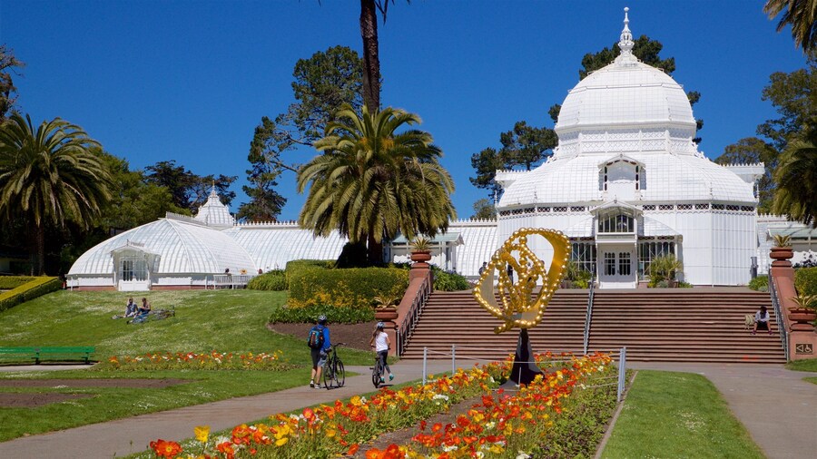 Conservatory of Flowers qui includes fleurs, patrimoine historique et art en plein air