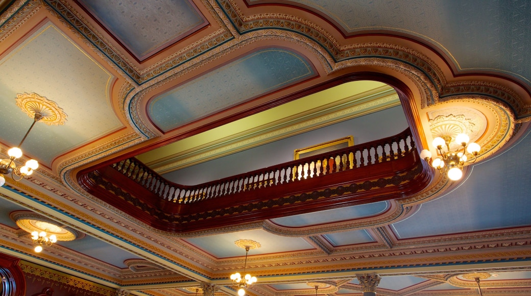 Crocker kunstmuseum fasiliteter samt kunst og innendørs