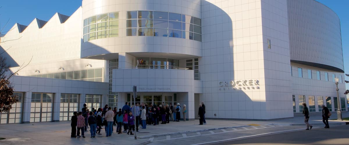 Crocker Art Museum showing modern architecture and art