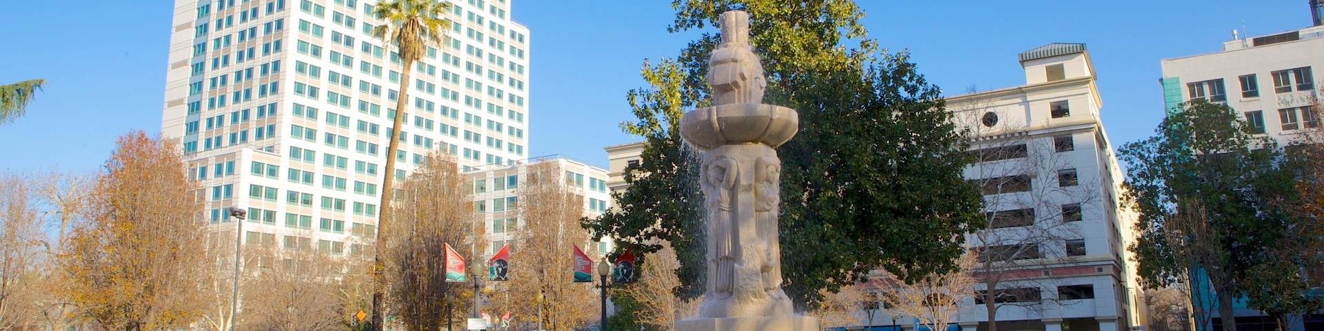 Cesar Chavez Park que inclui uma fonte, um jardim e uma cidade
