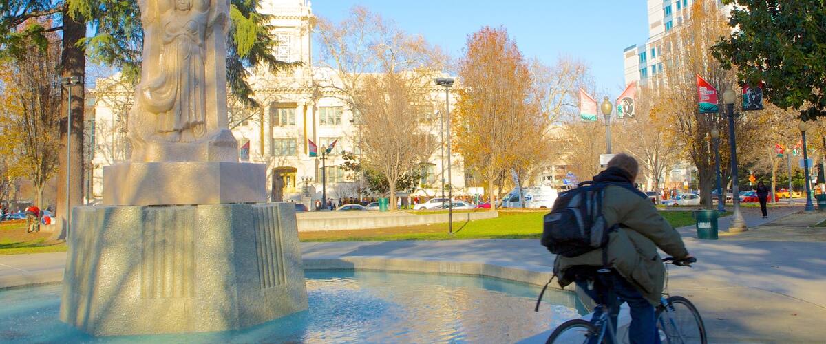 Cesar Chavez Park mostrando una estatua o escultura, ciclismo y una fuente