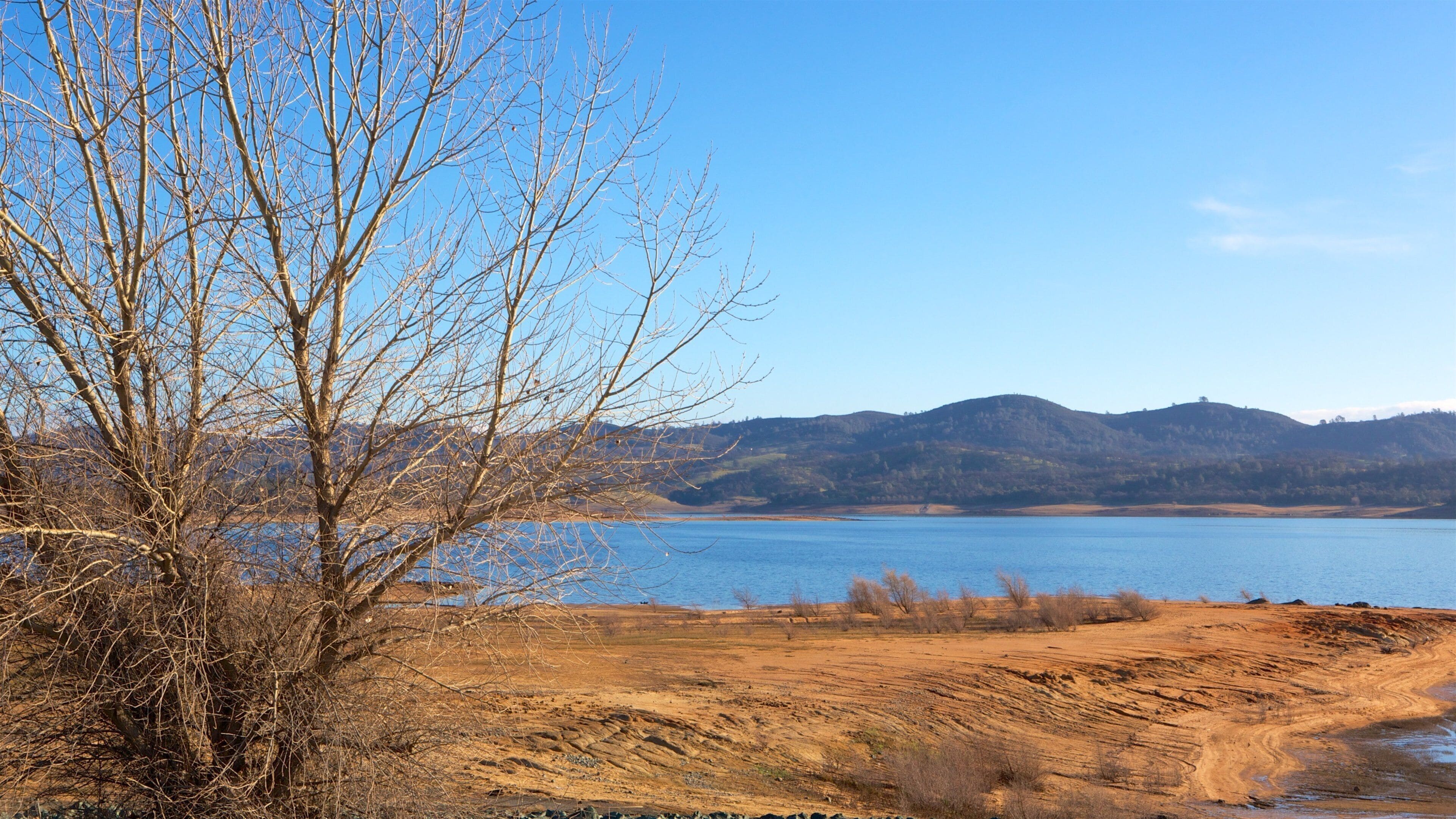 Folsom Lake State Recreation Area que incluye un lago o abrevadero