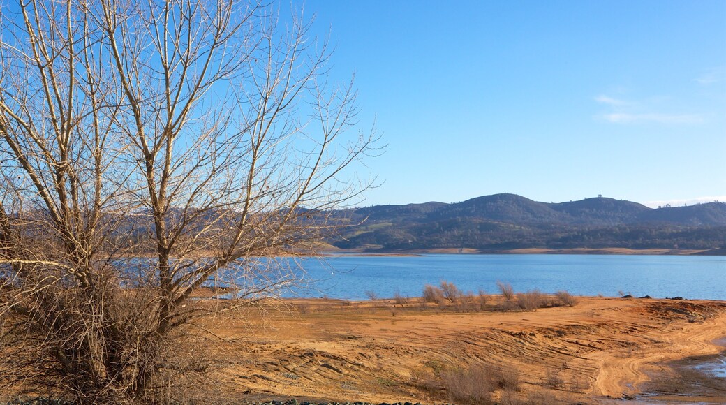 Folsom Lake State Recreation Area que incluye un lago o abrevadero