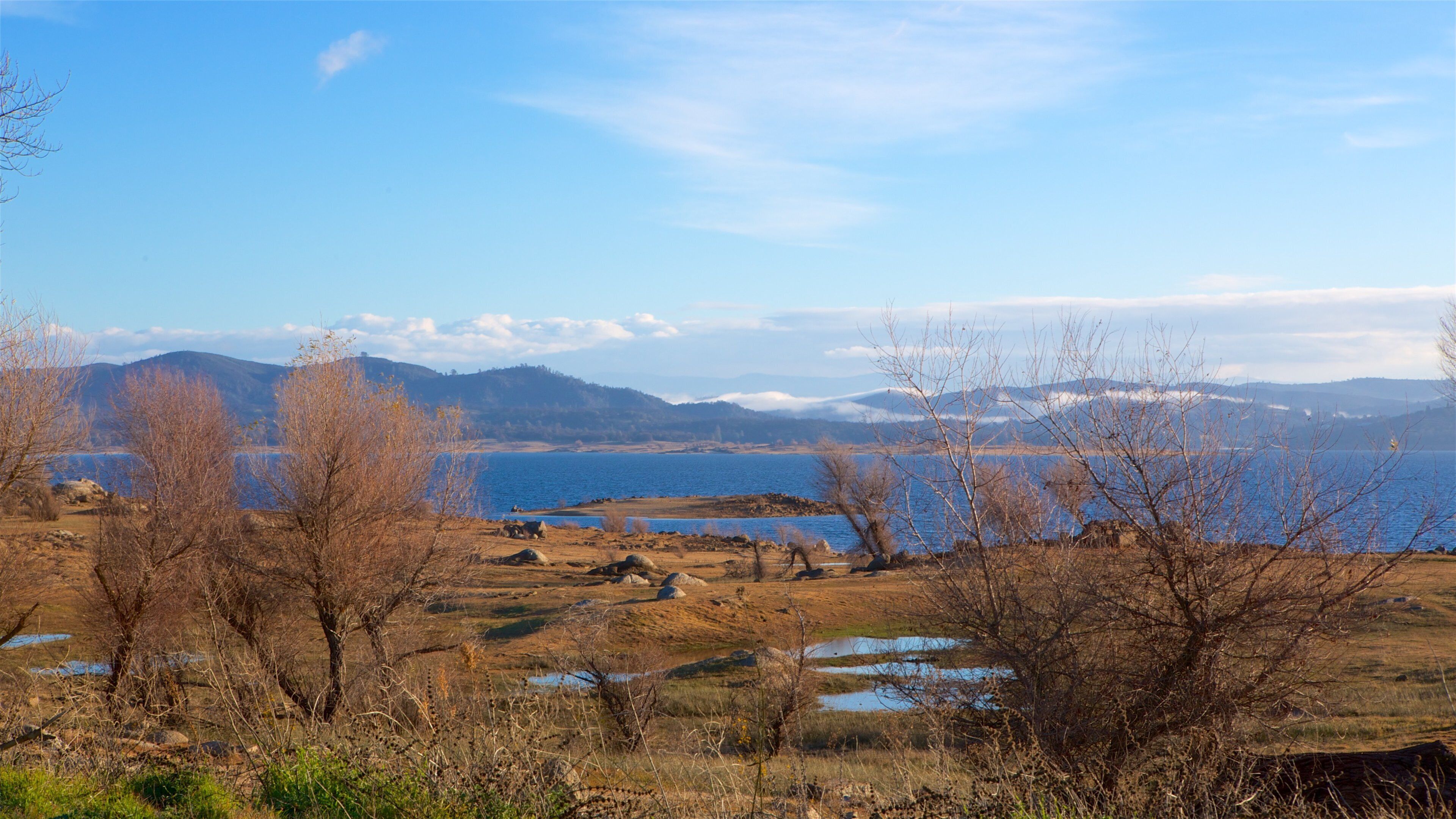 Folsom Lake State Recreation Area ofreciendo un lago o abrevadero