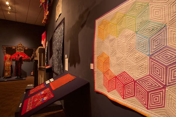 San Jose Museum of Quilts and Textiles qui includes vues intérieures et patrimoine historique