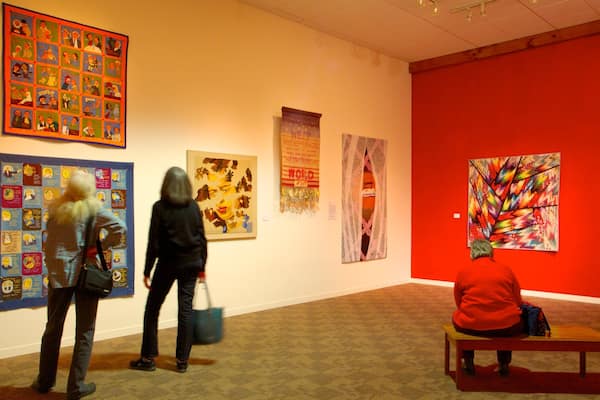 San Jose Museum of Quilts and Textiles che include arte e vista interna