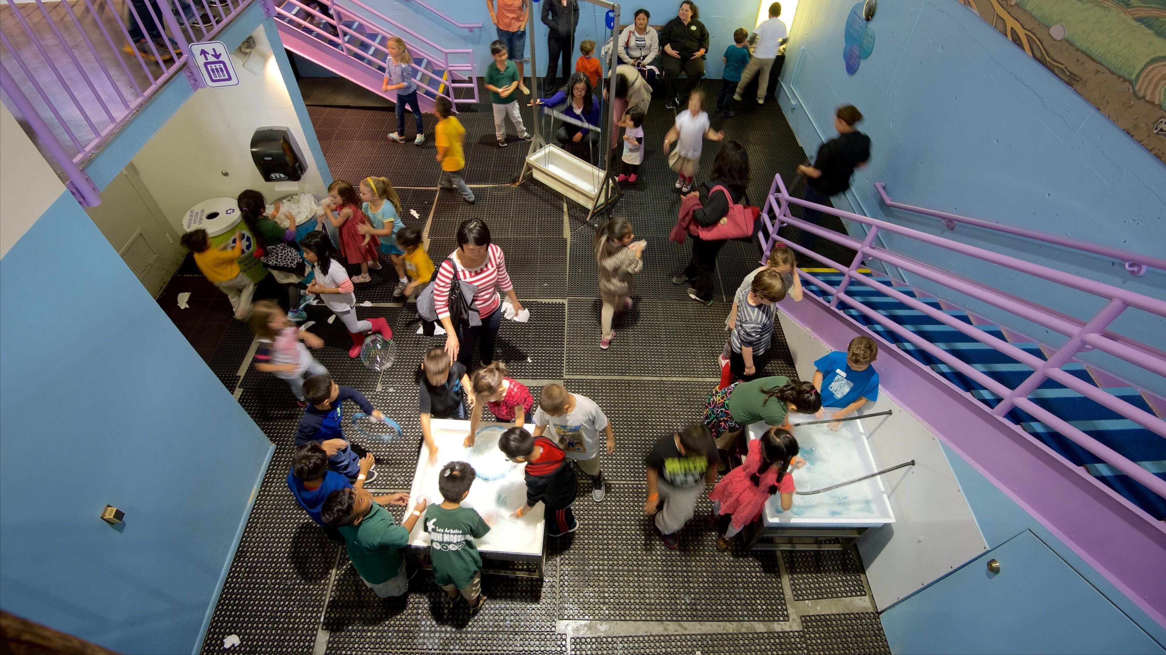 พิพิธภัณฑ์ Children\'s Discovery ซึ่งรวมถึง การตกแต่งภายใน ตลอดจน เด็ก