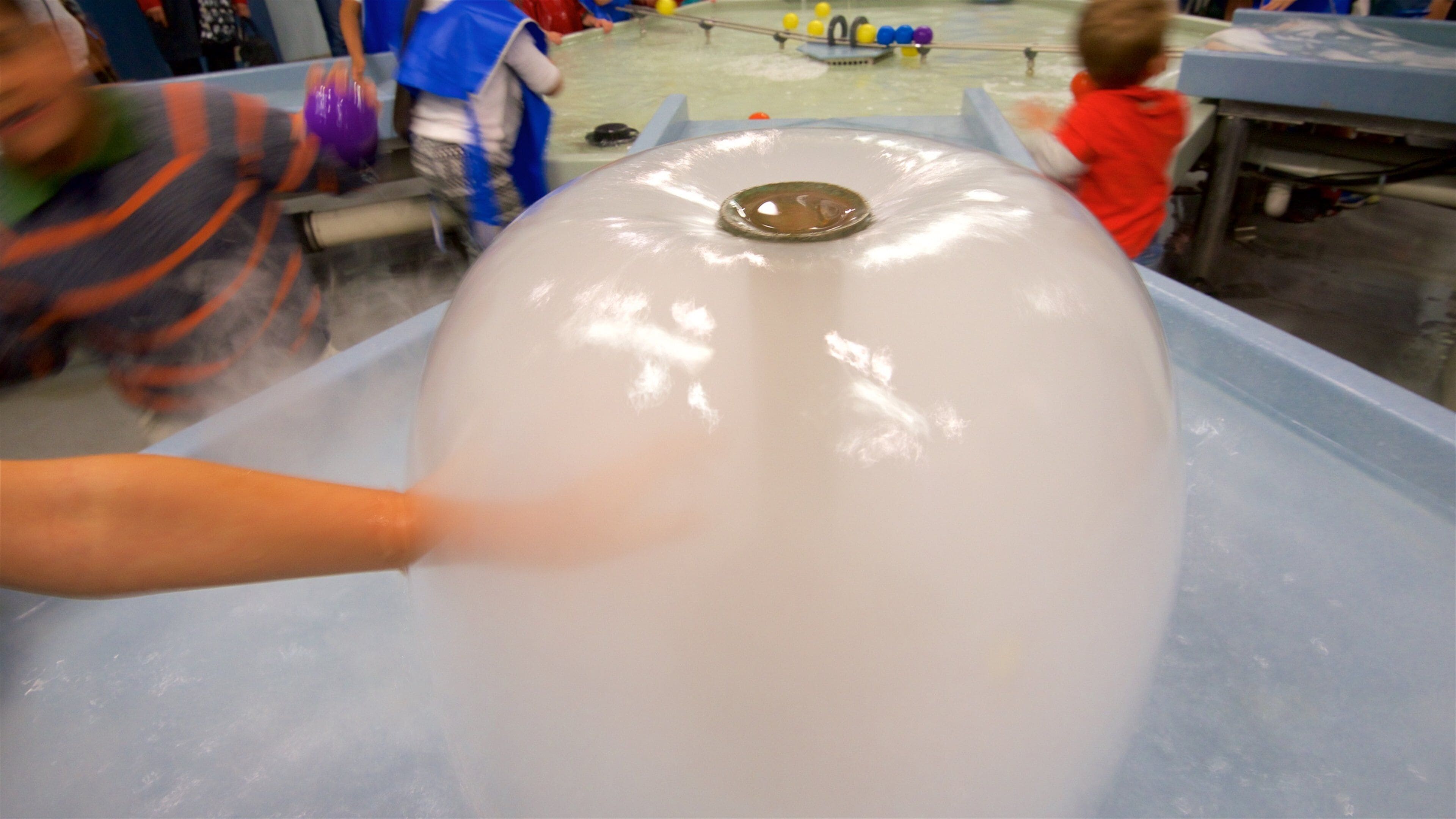 어린이 디스커버리 박물관 을 보여주는 실내 전경