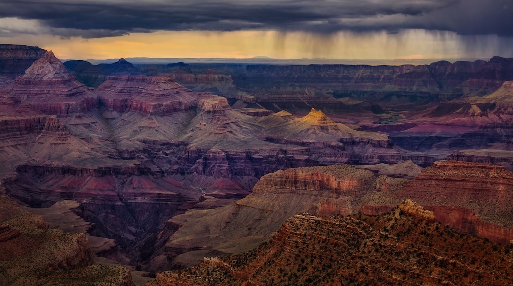 I was fortunate enough to catch a rainstorm in the Grand Canyon. I was unfortunate that I only had one afternoon in the canyon. I was fortunate to be there for a spectacularly atmospheric sunset.
