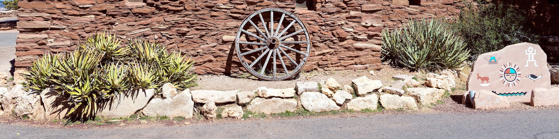 Hopi house in Grand Canyon Nation Park. Originally built in 1905 as quarters and place to sell souvenir and crafts from Hopi artisans.