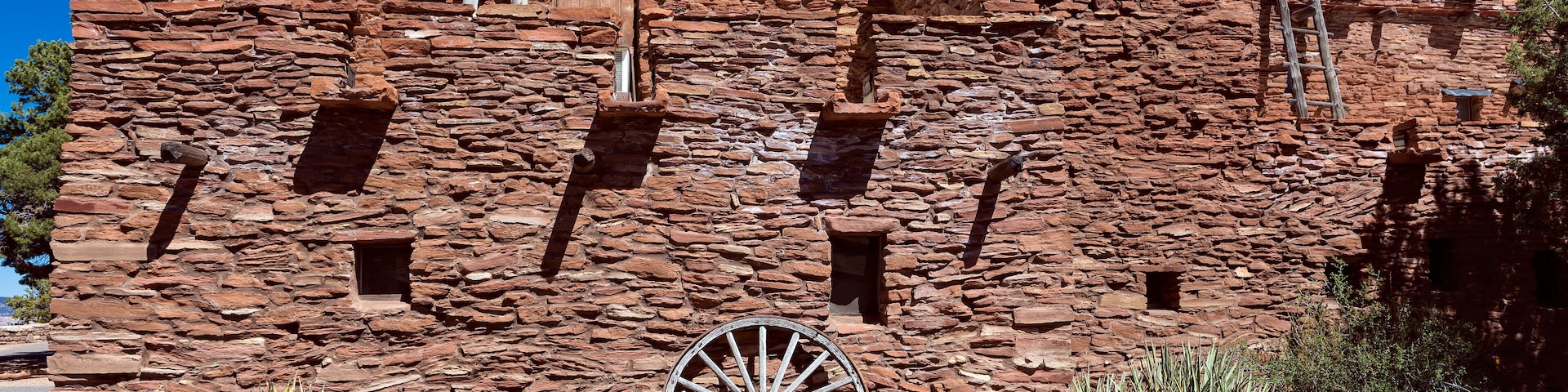 Hopi house in Grand Canyon Nation Park. Originally built in 1905 as quarters and place to sell souvenir and crafts from Hopi artisans.
