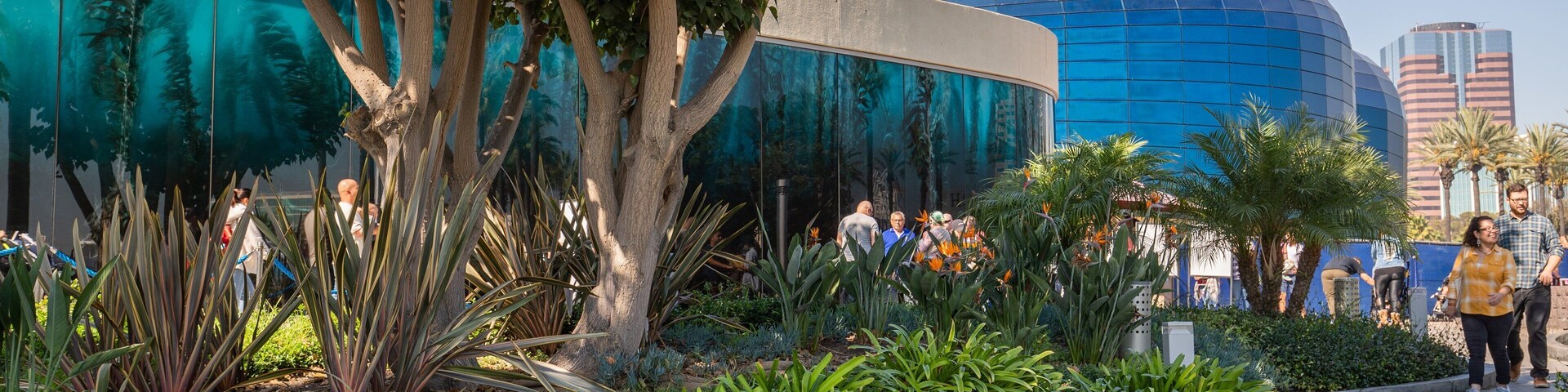 Aquarium of the Pacific featuring a garden
