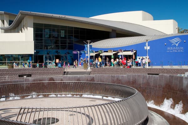 Aquarium of the Pacific johon kuuluu merielämä ja kaupunki