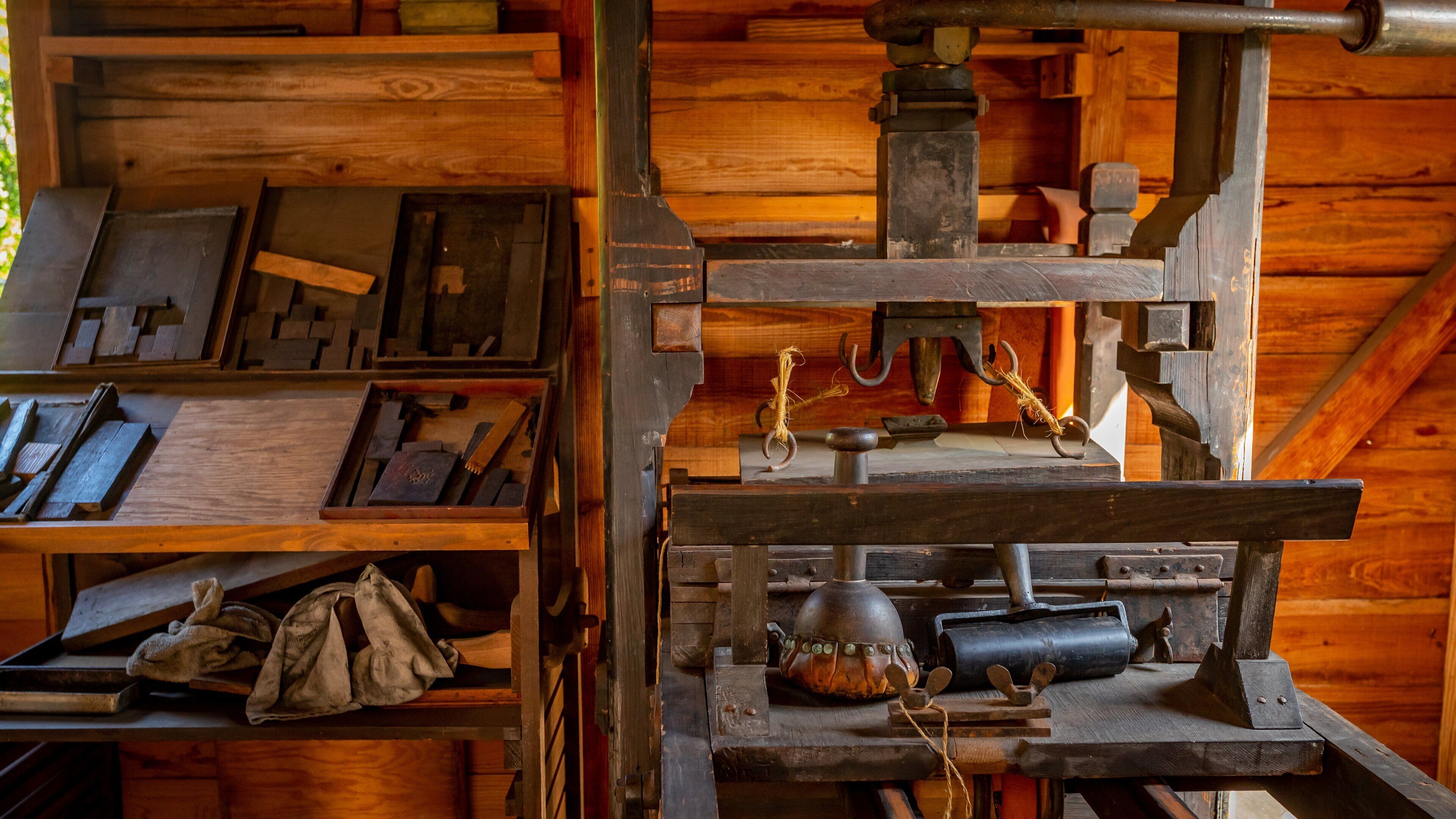 Colonial Quarter Museum featuring heritage elements and interior views