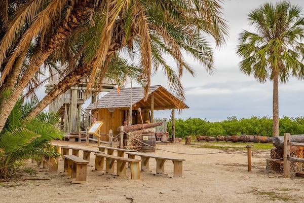 Ponce de Leon\'s Fountain of Youth Archaeological Park which includes heritage elements, a park and tropical scenes