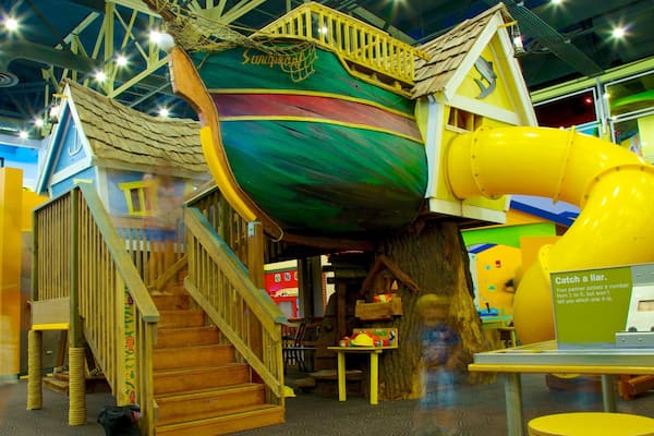 Great Explorations Children\'s Museum welches beinhaltet Innenansichten und Spielplatz