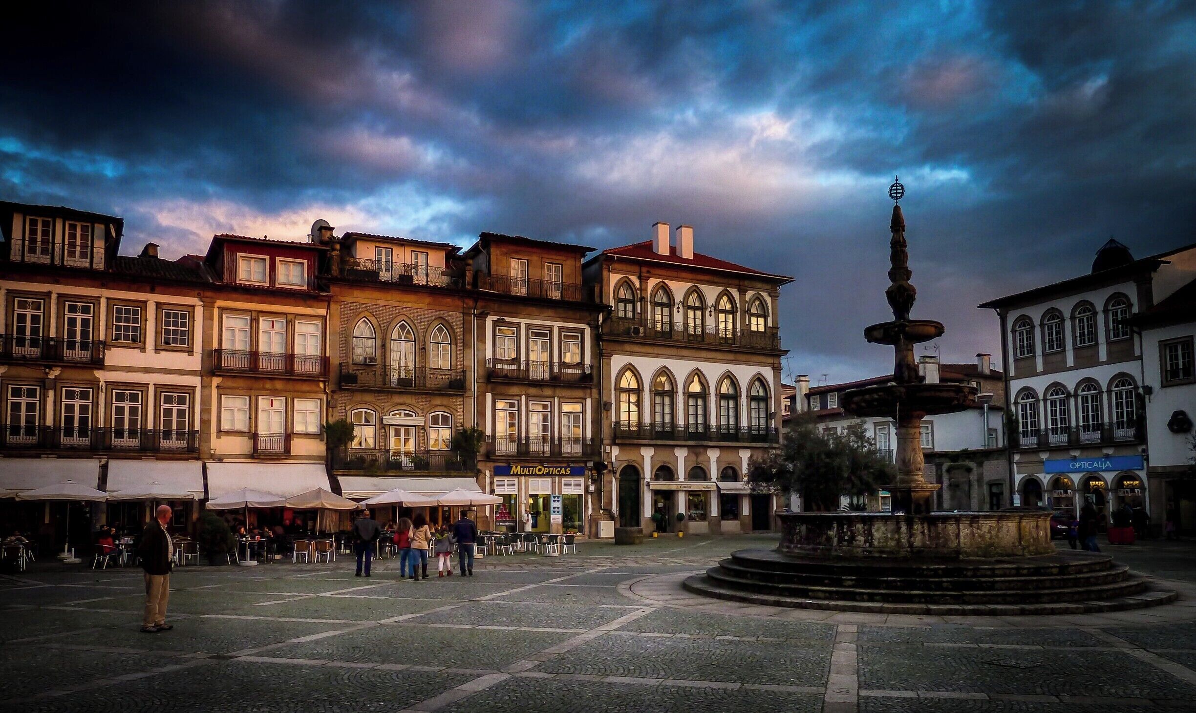 Ponte de Lima is a beautiful town located in the north of ‪#‎Portugal‬ and It is characterized by its medieval architecture and for the surrounding area, bathed by the Lima river. It&#x27;s recognized as well as the oldest city in the country.

Discover more here: http://bit.ly/1Th020p