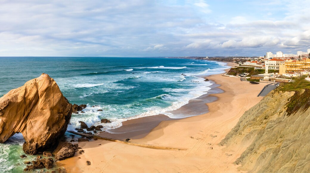 Vista do Penedo do Guincho na Praia de Santa Cruz em Torres Vedras Portugal