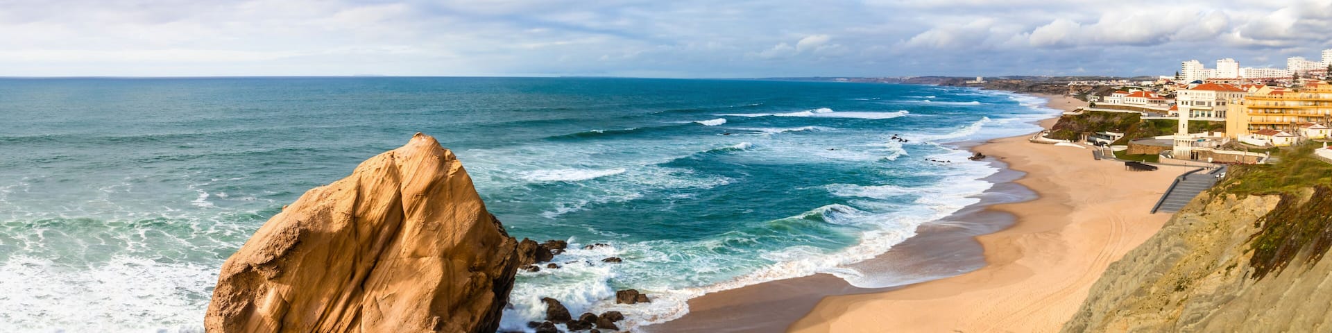 Vista do Penedo do Guincho na Praia de Santa Cruz em Torres Vedras Portugal