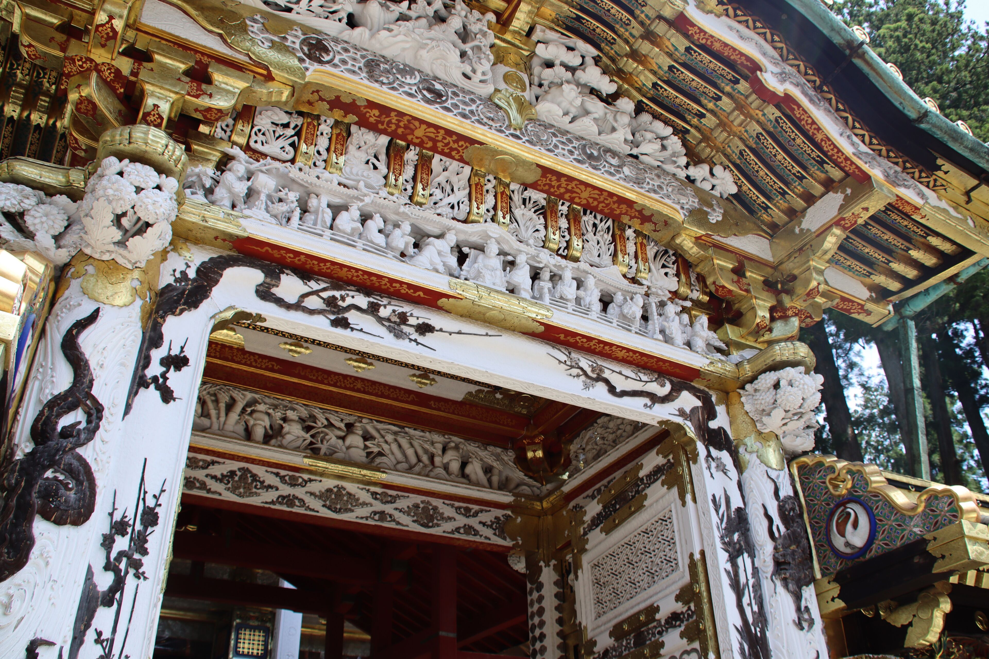Una estructura arquitectónica detallada con intrincados grabados y detalles dorados.