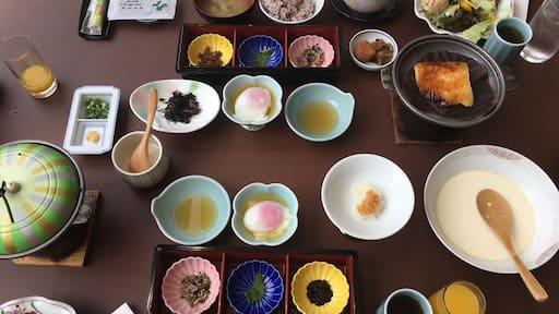 Having deluxe and delicious breakfast 🍳 with the amazing lake view.