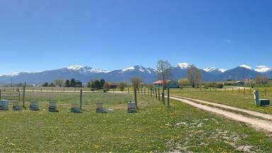 A magnificent view of Bitterroot Valley from our front window. Notice the bee hives in the lower front left. Clean air, quiet area.
#Montana #outdoors
#bitterroot
(May 1017)