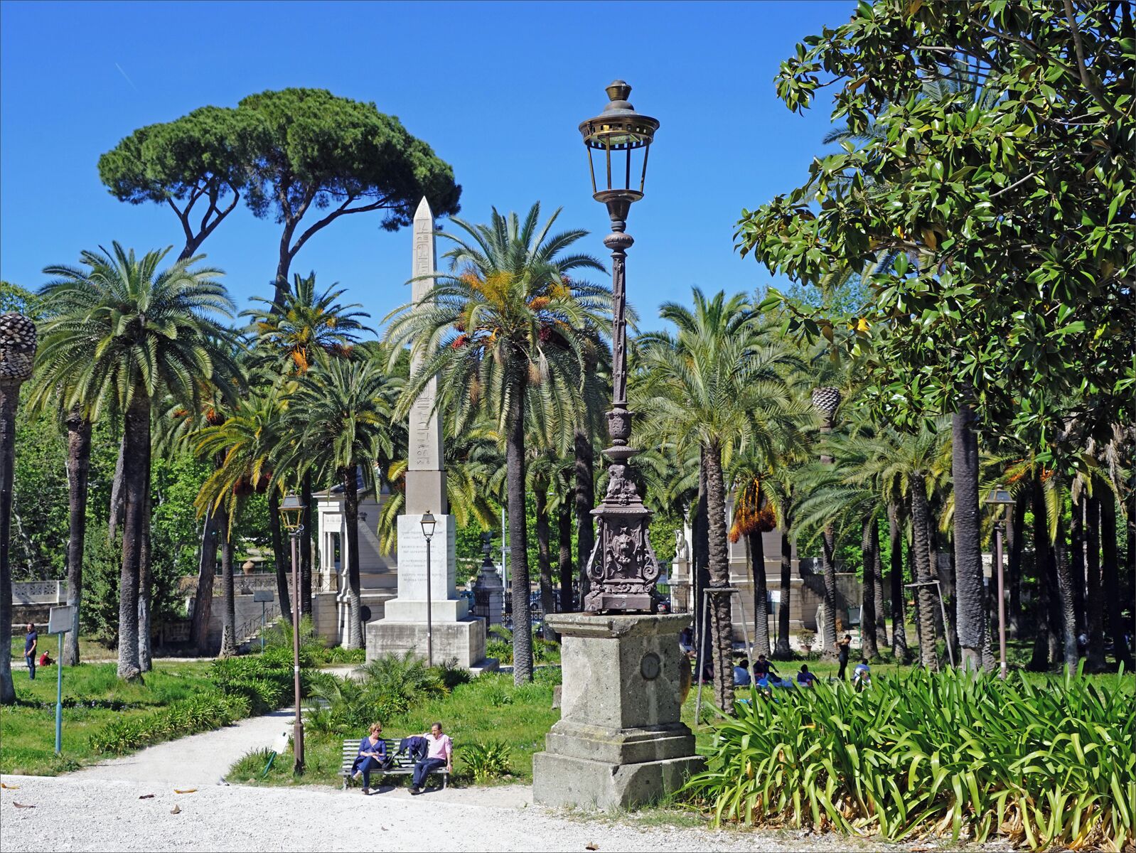 Le parc de la Villa Torlonia construite au 19è siècle est devenu un jardin publique municipal. Il abrite trois musées : le Casino Nobile, le musée de la casina delle Civette, le Casino dei Principi. Il est situé sur la via Nomentana et il est très apprécié des habitants de Rome. www.museivillatorlonia.it/casino_nobile/il_casino_nobile