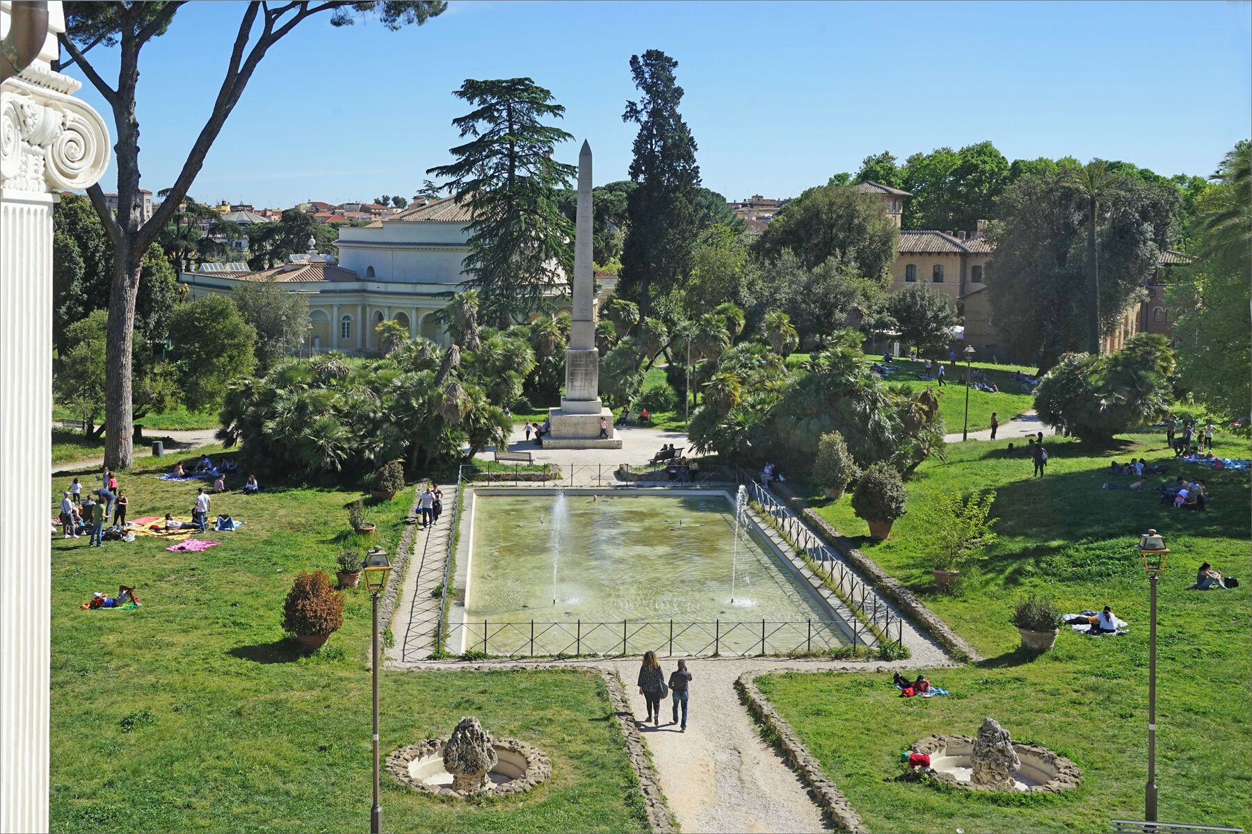 Le parc de la Villa Torlonia construite au 19è siècle est devenu un jardin publique municipal. Le bâtiment, appelé Casino Nobile, a été conçu en 1835 et modifié plusieurs fois dans un style inspiré par celui de Palladio. Il a été habité par la famille de Benito Mussolini qui en a fait sa résidence d'État jusqu'en 1943, en lui adjoignant un bunker souterrain. Le bâtiment a ensuite été abandonné puis restauré par la ville de Rome qui y a ouvert un musée : Villa Torlonia. www.museivillatorlonia.it/casino_nobile/il_casino_nobile