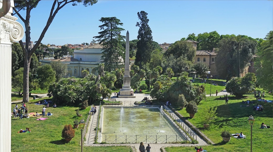 Le parc de la Villa Torlonia construite au 19è siècle est devenu un jardin publique municipal. Le bâtiment, appelé Casino Nobile, a été conçu en 1835 et modifié plusieurs fois dans un style inspiré par celui de Palladio. Il a été habité par la famille de Benito Mussolini qui en a fait sa résidence d'État jusqu'en 1943, en lui adjoignant un bunker souterrain. Le bâtiment a ensuite été abandonné puis restauré par la ville de Rome qui y a ouvert un musée : Villa Torlonia. www.museivillatorlonia.it/casino_nobile/il_casino_nobile