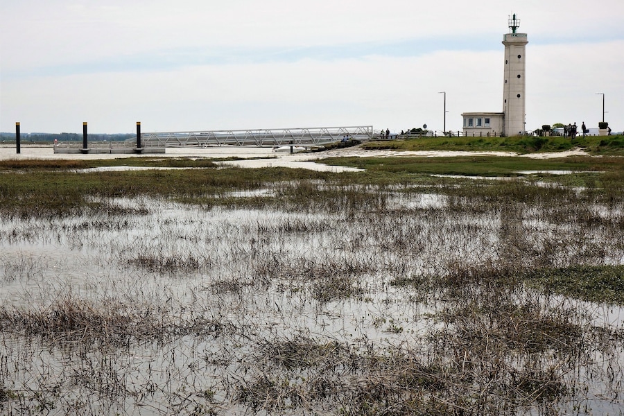 Due to the great influence of ebb and flow in the Somme Bay (5 m difference in water level, sometimes up to 10 metres / 32 feet at spring tide) a unique nature area has been created here where wind and water leave their mark on the landscape. Photo: flooded grassland and the lighthouse of Le Hourdel. Not in the picture: me with wet feet.